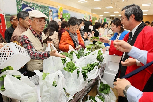 Japanese Consumers Support Fukushima AgricultureJapanese Consumers Support Fukushima AgricultureJapanese Consumers Support Fukushima Agriculture