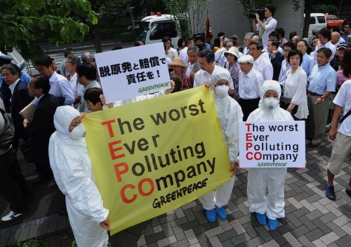TEPCO Shareholders MeetingTEPCO Shareholders Meeting東京電力株主総会 会場外では反原発デモ