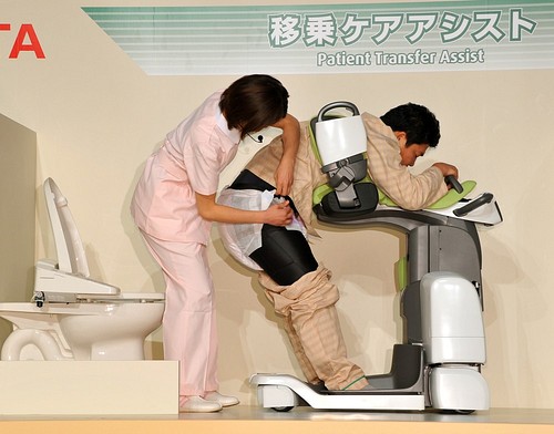 Toyota Unveils Healthcare Robotsトヨタ､介護ロボット開発 2013年以降実用化へ