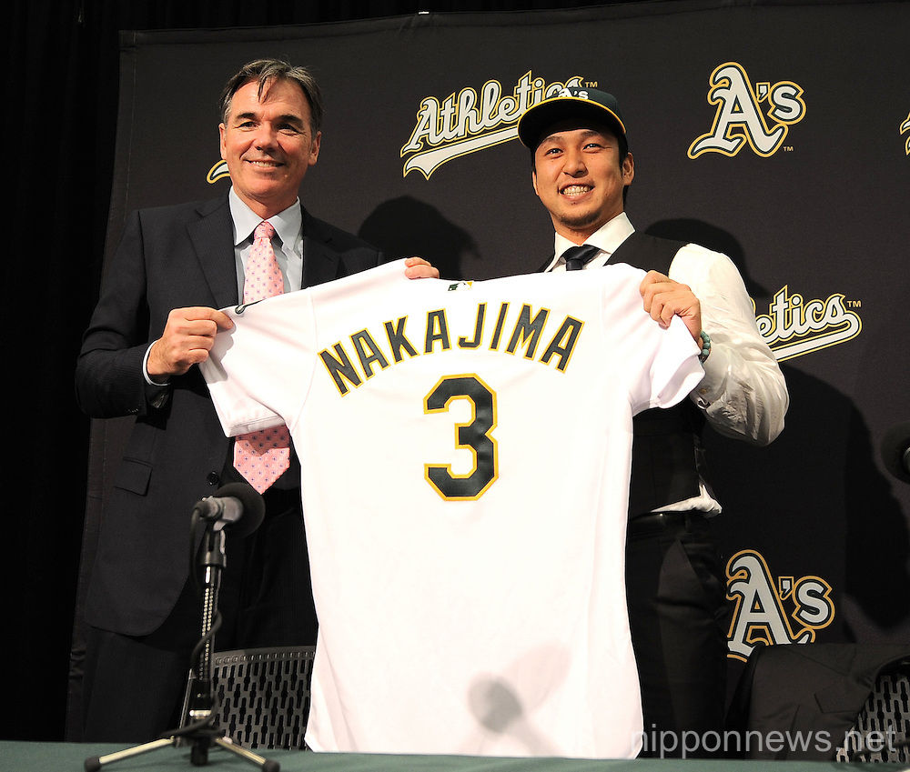 Hiroyuki Nakajima signs with A's