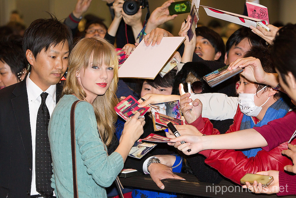 Taylor Swift Arrives in Japan