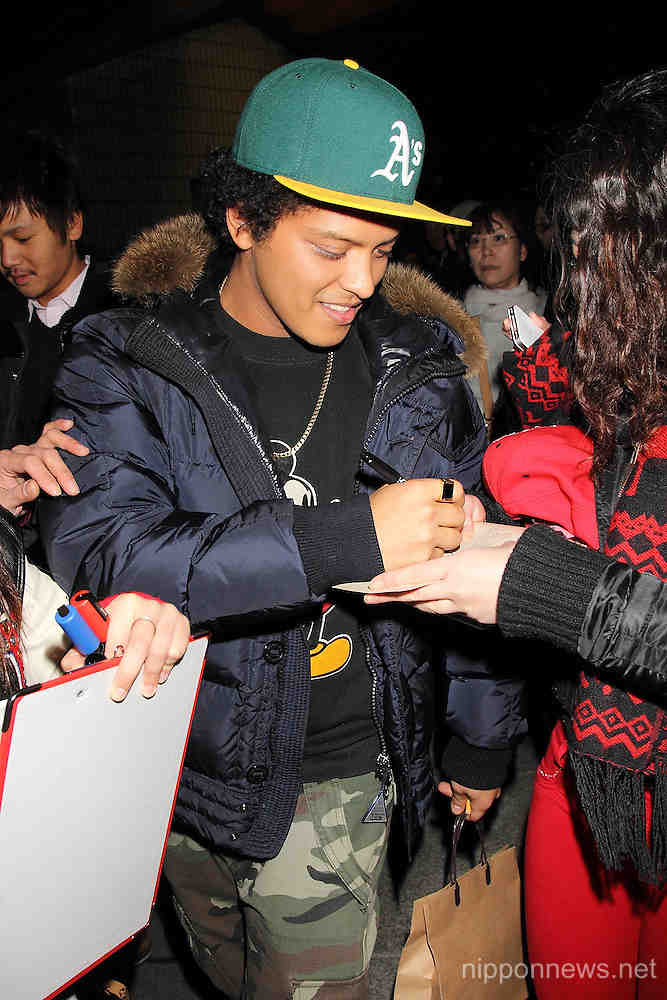 Bruno Mars greets fans after watching the Tokyo Sumo Tournament