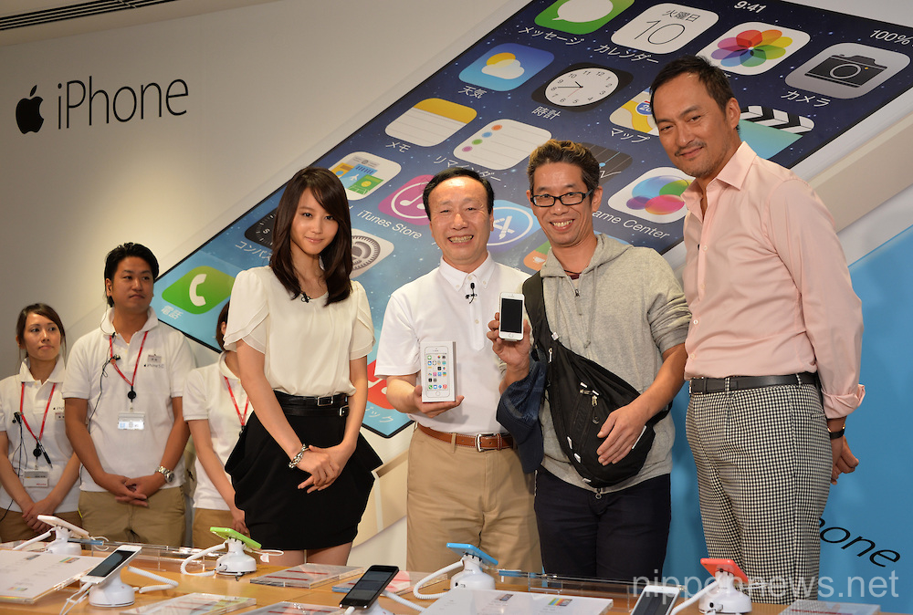 Docomo shops starting to sell the new iPhone 5s and 5c