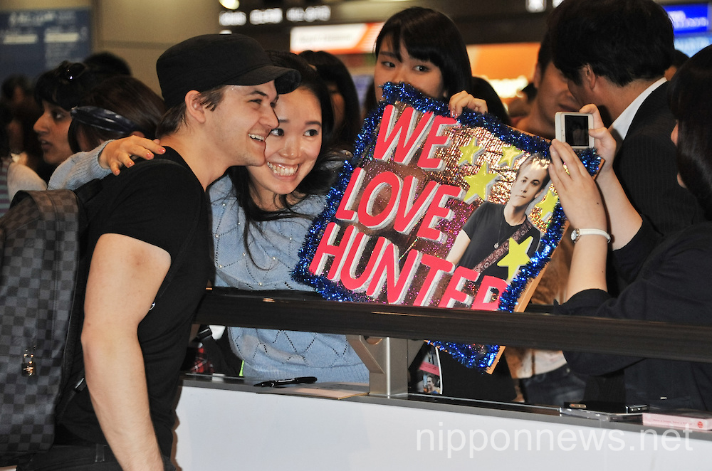 Singer Hunter Hayes arrives in Japan