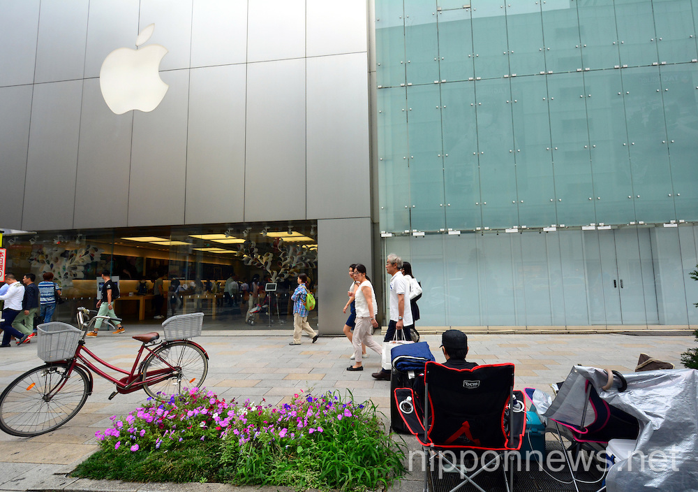 Apple fans already in line at Ginza Apple Store before iPhone 6 announcement.