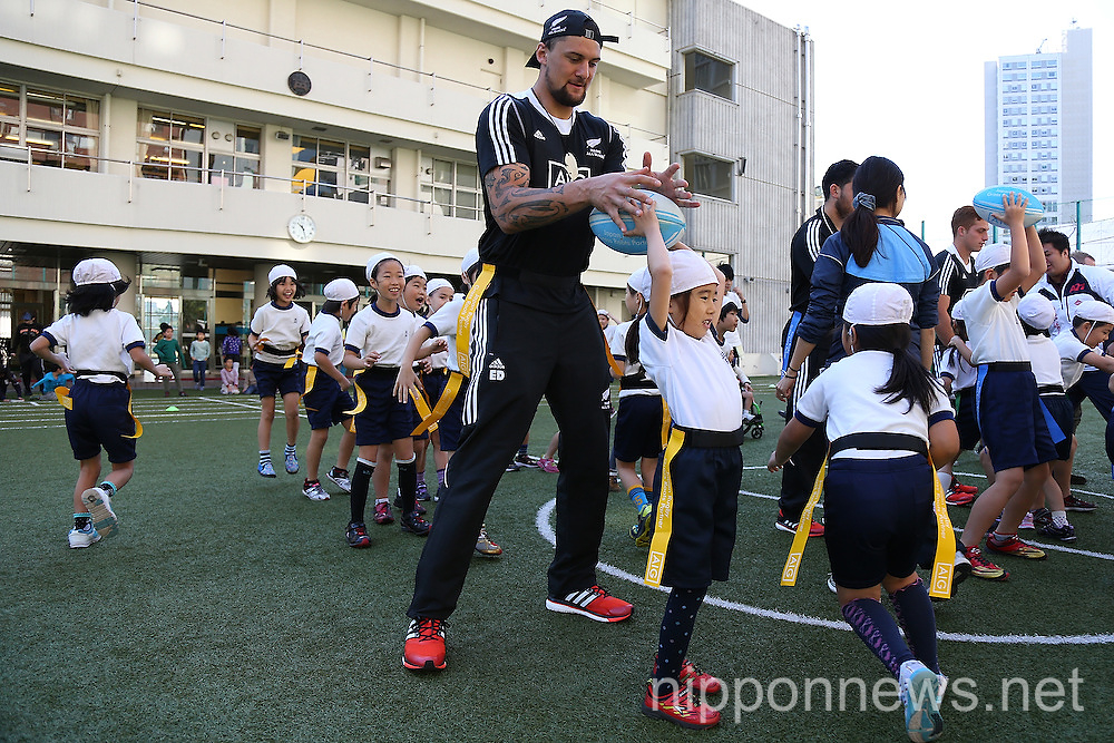 Rugby: All Maori Blacks visiting  elementary school in Tokyo