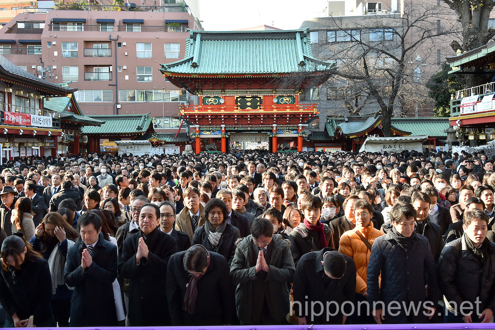 Japanese Workers Pray for a Successful 2015