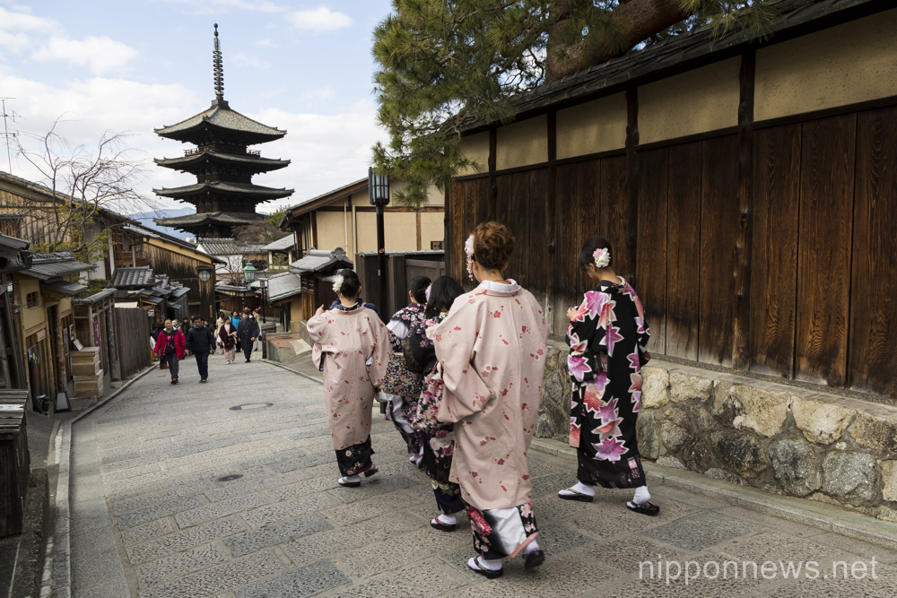 Kyoto visitors enjoy Kimono sightseeing