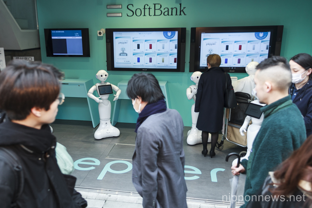 Robots on hand to serve you at Tokyo phone store
