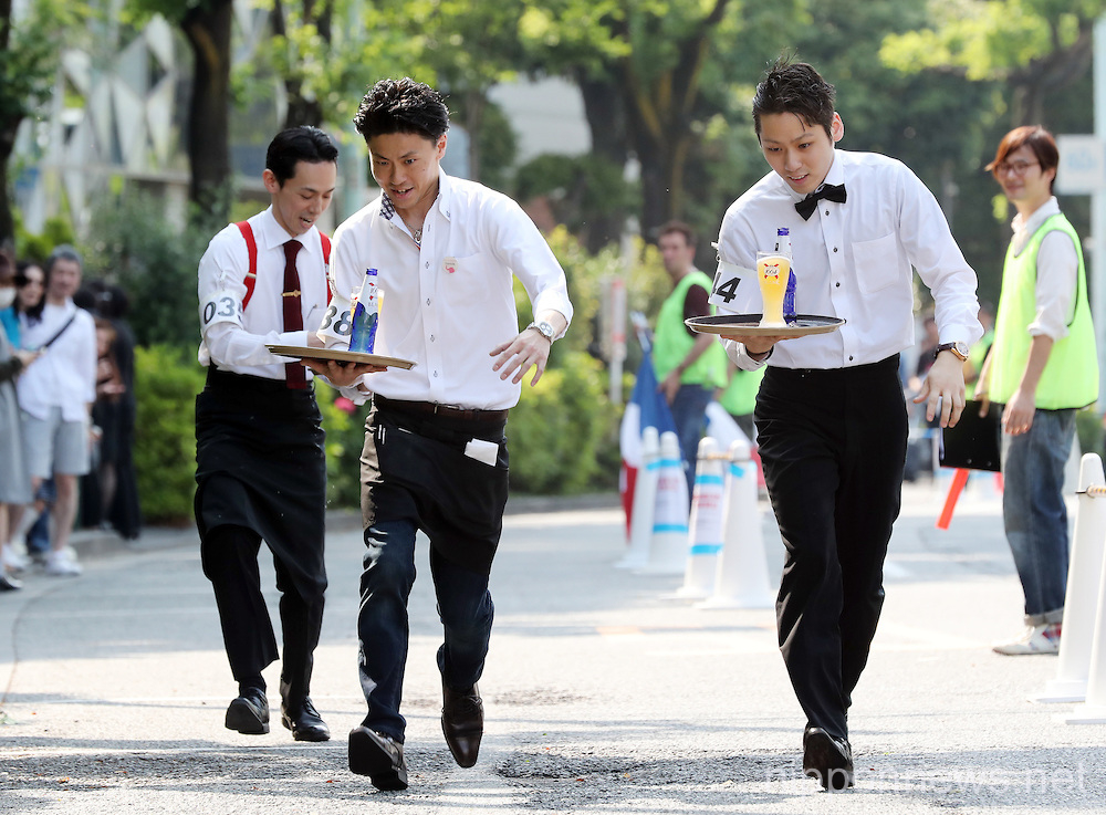 Tokyo waiters compete in beer tray race