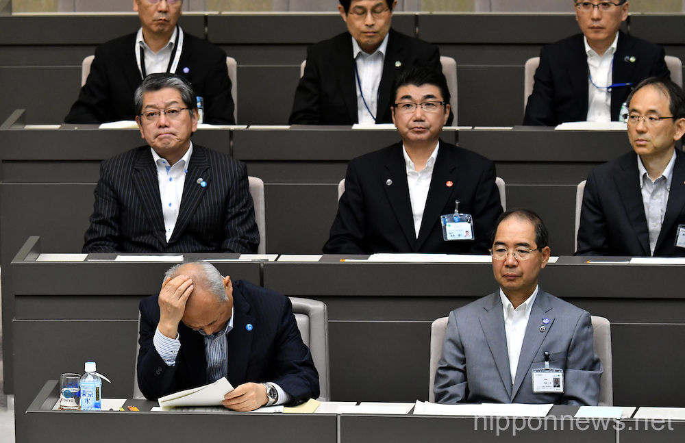 Tokyo governor Masuzoe of Tokyo apologizes during Tokyo Metropolitan Assembly