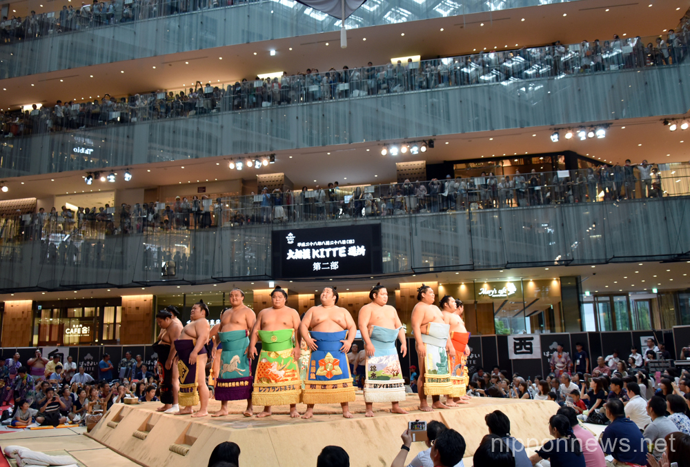 Hakkiyoi KITTE Sumo event in Japan Post building