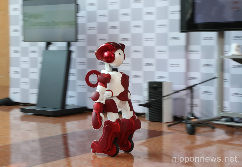 Humanoid robot Emiew3 to guide passengers at Tokyo airport