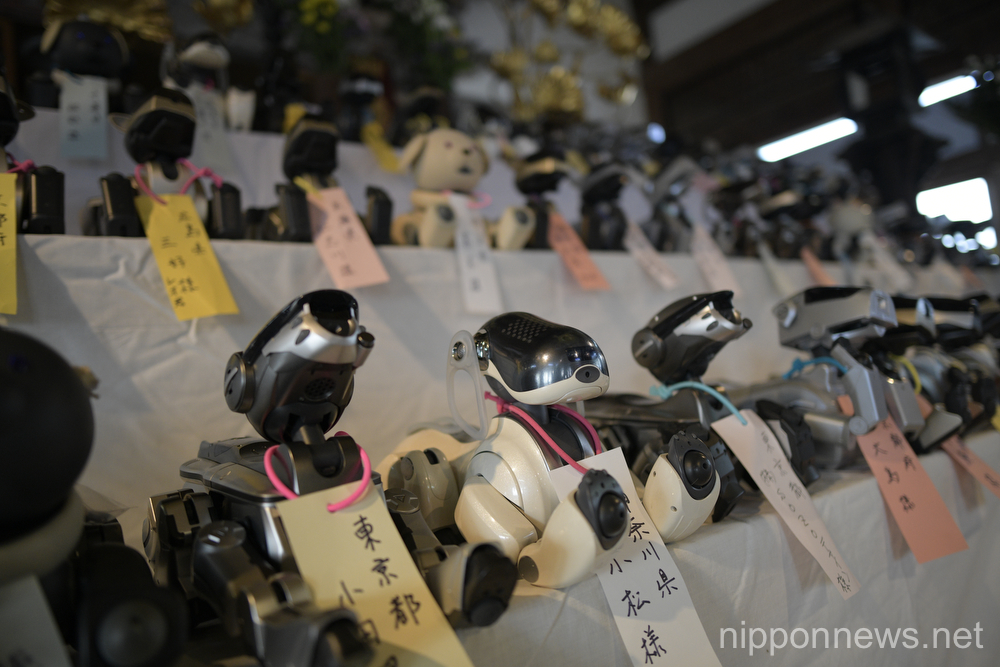 AIBO robots attend funeral ceremony