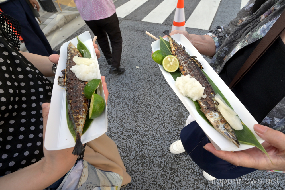 September 8, 2019, Tokyo, Japan - Blue haze and appetizing smell of roasting saury of lots of fat fill the street of Tokyo’s Meguro, telling the area’s residents and passers-by the fall is here on Sunday, September 8, 2019. Some 7000 bountiful catch of the autumn delicacy from Miyako, northeast of Japan, were roasted with charcoal from Wakayama, western Japan, and served with home-grown citrus from Tokushima, southern Japan, and horse radish from Nasu-Shiobara, northern Japan during annual autumn saury festival. (Photo by Natsuki Sakai/AFLO) AYF -mis-