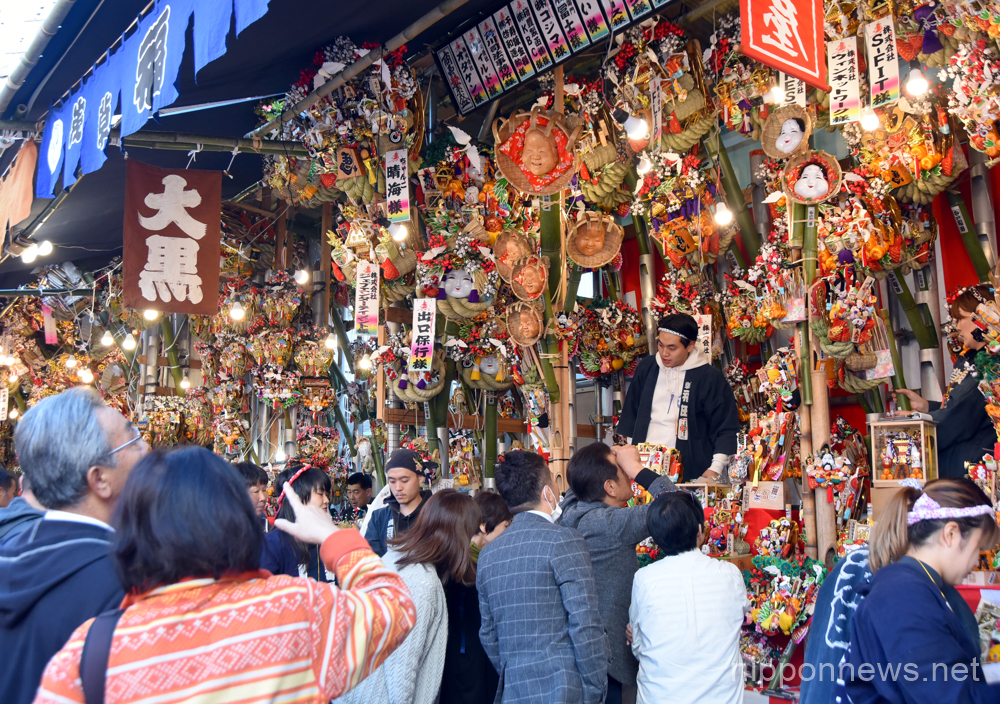 November 8, 2019, Tokyo, Japan - Dazzlingly decorated “bamboo rakes for good luck” are sold at stalls lined on the approach to a Shinto shrine during a vibrant fair at Tokyo’s Asakusa district on Friday, November 8, 2019. Every November, thousands of Japanese visit the shsrine to pray for good business in the upcoming year and purchase good luck rakes believed to bring happiness to families. (Photo by Natsuki Sakai/AFLO) AYF -mis-