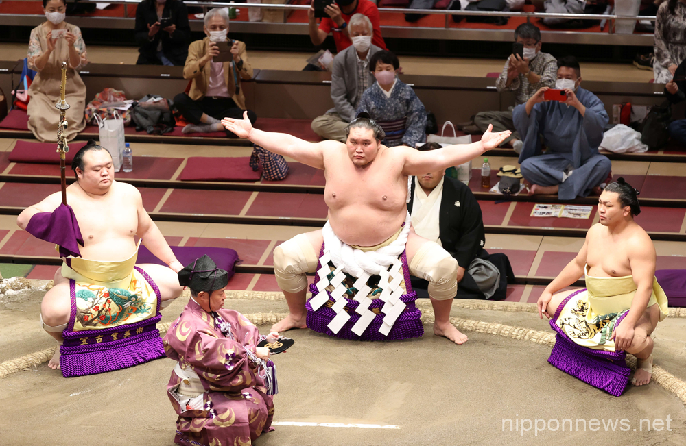 Terunofuji enters the ring at the final day of the Grand Sumo Tournament. Terugyo is the dewi-washi, Takarafuji is the sword-bearer, and Inosuke Shikimori is the gyoji
