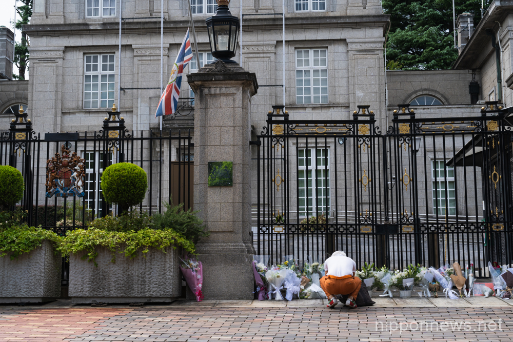 General view, September 09, 2022, Tokyo, Japan: Following the death of Queen Elizabeth II, mourners in Japan visit the British Embassy in Tokyo bringing flower offerings. (Photo by Keiichi Miyashita/AFLO)