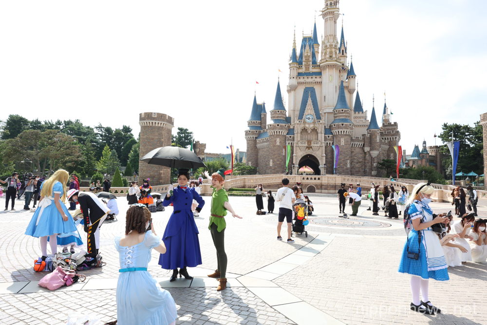 September 14, 2022, Urayasu, Japan - Visitors dressed in costumes from Disney characters pose for photo at the Tokyo Disneyland in Urayasu, suburban Tokyo on Wednesday, September 14, 2022. Tokyo's Disney theme park runs Halloween events until October 31 with visitors welcomed to dress up in Disney related costumes at the park. (Photo by Yoshio Tsunoda/AFLO)