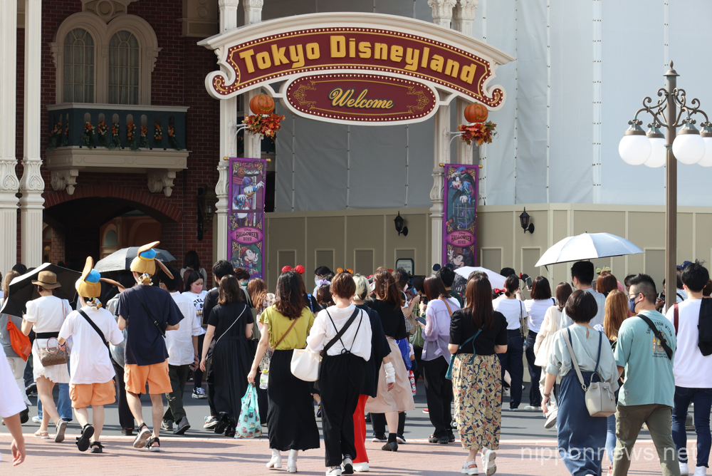September 14, 2022, Urayasu, Japan - Visitors enter the Tokyo Disneyland in Urayasu, suburban Tokyo on Wednesday, September 14, 2022. Tokyo's Disney theme park runs Halloween events until October 31 with visitors welcomed to dress up in Disney related costumes at the park. (Photo by Yoshio Tsunoda/AFLO)