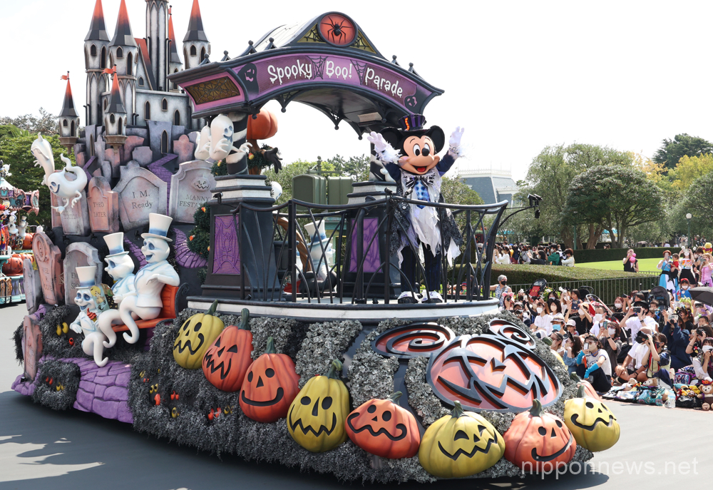 September 14, 2022, Urayasu, Japan - Disney character Mickey Mouse reacts to visitors from a float during a Halloween parade at the Tokyo Disneyland in Urayasu, suburban Tokyo on Wednesday, September 14, 2022. Tokyo's Disney theme park runs Halloween events until October 31 with visitors welcomed to dress up in Disney related costumes at the park. (Photo by Yoshio Tsunoda/AFLO)
