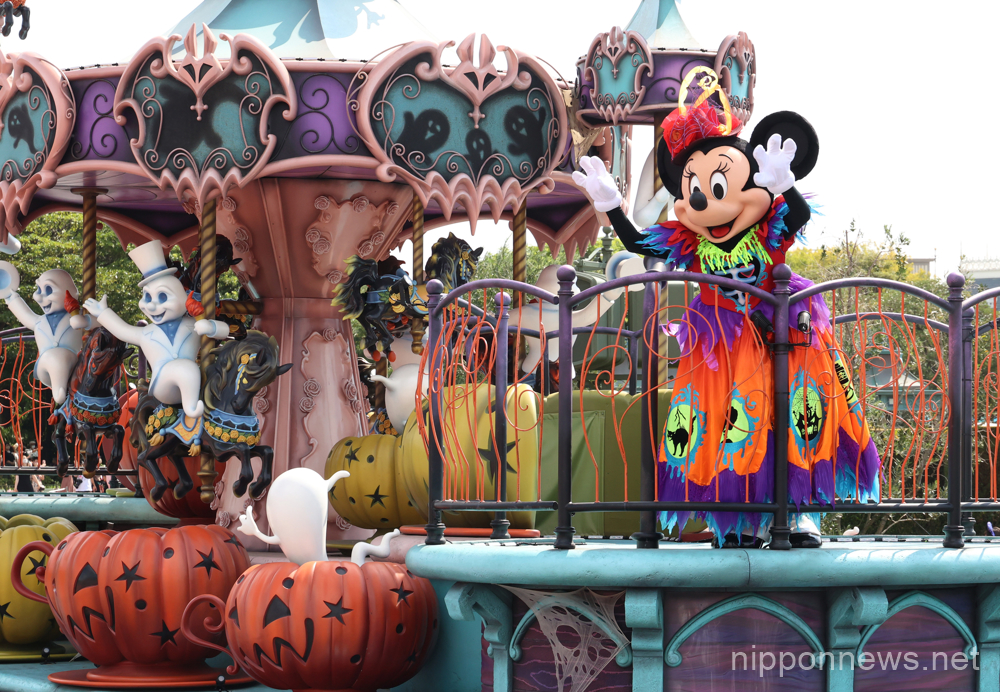 September 14, 2022, Urayasu, Japan - Disney character Minnie Mouse reacts to visitors from a float during a Halloween parade at the Tokyo Disneyland in Urayasu, suburban Tokyo on Wednesday, September 14, 2022. Tokyo's Disney theme park runs Halloween events until October 31 with visitors welcomed to dress up in Disney related costumes at the park. (Photo by Yoshio Tsunoda/AFLO)