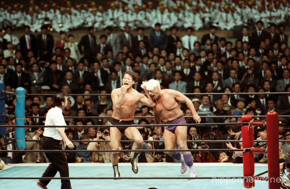 95年4月､19万人の北朝鮮の観衆の前で元NWA王者のリック・フレアー(右)と激闘したアントニオ猪木さん　撮影日19950429