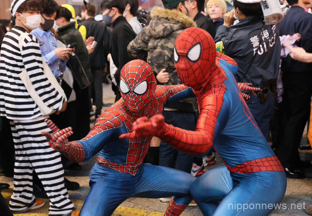 October 30, 2022, Tokyo, Japan - People in costumes gather at Tokyo's Shibuya fashion district on the eve of Halloween on Sunday, October 30, 2022. (Photo by Yoshio Tsunoda/AFLO)