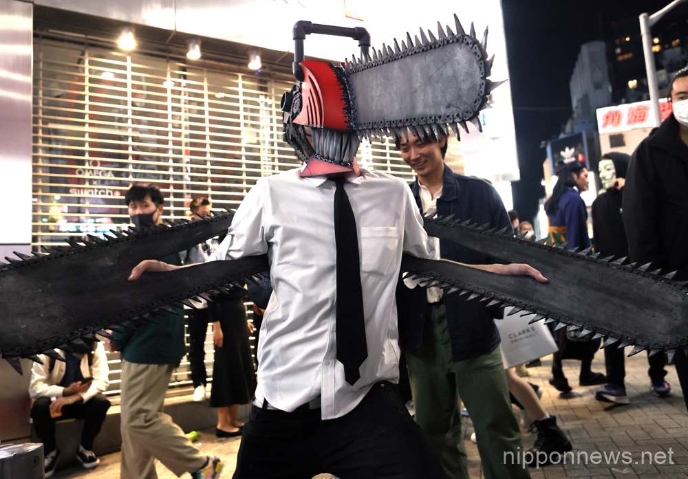 October 30, 2022, Tokyo, Japan - People in costumes gather at Tokyo's Shibuya fashion district on the eve of Halloween on Sunday, October 30, 2022. (Photo by Yoshio Tsunoda/AFLO)