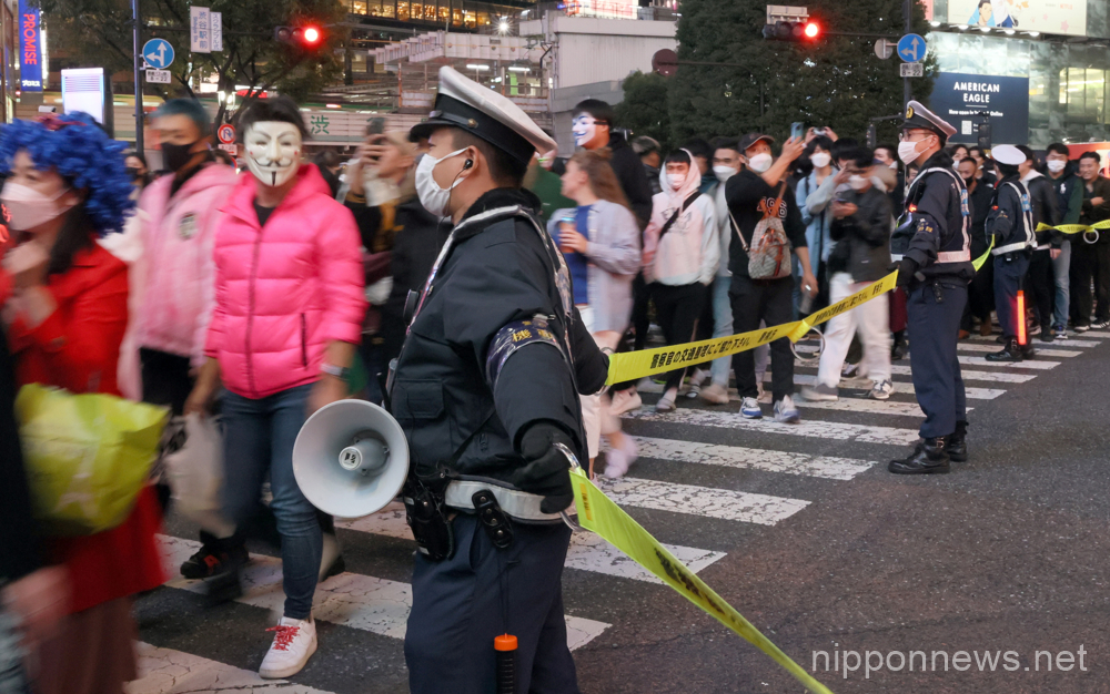 October 30, 2022, Tokyo, Japan - Police officers control people gathering at Tokyo's Shibuya fashion district on the eve of Halloween on Sunday, October 30, 2022. (Photo by Yoshio Tsunoda/AFLO)