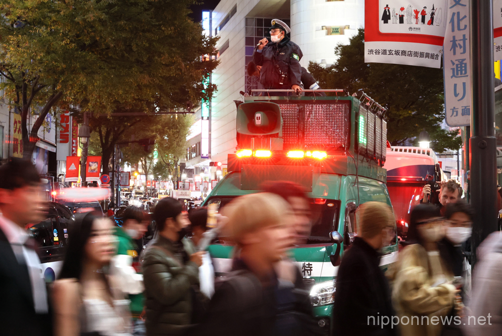October 30, 2022, Tokyo, Japan - Police officers control people gathering at Tokyo's Shibuya fashion district on the eve of Halloween on Sunday, October 30, 2022. (Photo by Yoshio Tsunoda/AFLO)