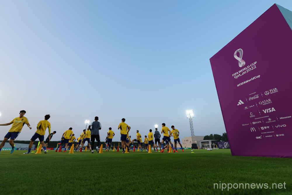 Japan team group (JPN), NOVEMBER 19, 2022 - Football / Soccer : Japan national team training session during the FIFA World Cup Qatar 2022 at Al Sadd SC New Training Facilities 1 in Doha, Qatar. (Photo by Naoki Morita/AFLO SPORT)