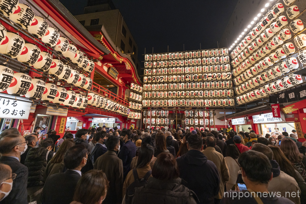 General view, November 28, 2022 - Tori no Ichi festival in Asakusa, Tokyo, Japan. People gather at Otori Shrine in Asakusa area for Tori no ichi. This is an annual festival held at shrines and temples nationwide on the days of the rooster in November. Business owners go to Tori no Ichi to buy a kumade (bamboo rake) to bring in good business and good fortune. (Photo by Keiichi Miyashita/AFLO)