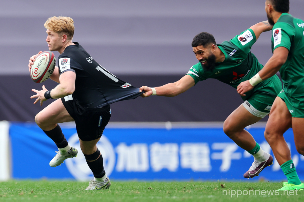 (L-R) Isaac Lucas (BlackRams), Sora Roland Alaiasa (DYNABOARS), DECEMBER 17, 2022 - Rugby : 2022-23 Japan Rugby League One match between RICOH BlackRams Tokyo 8-34 Mitsubishi Heavy Industries Sagamihara DYNABOARS at Prince Chichibu Memorial Stadium in Tokyo, Japan. (Photo by Naoki Nishimura/AFLO SPORT)
