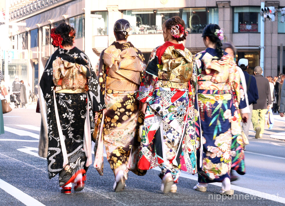 January 9, 2023, Tokyo, Japan - Twenty-year-old people in colorful kimono dresses walk at Ginza fashion district in Tokyo for the Coming-of-Age Day on Monday, January 9, 2023. (Photo by Yoshio Tsunoda/AFLO)