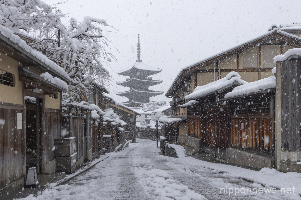 Yasaka Pagoda in the snow, Kyoto Prefecture