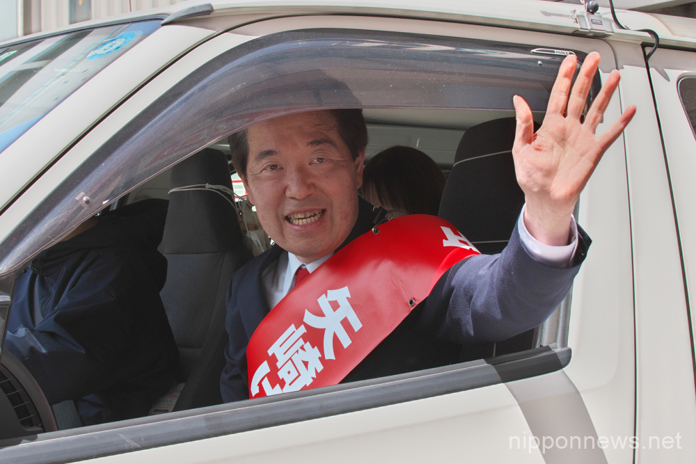 Candidate of Constitutional Democratic Party of Japan, Kentaro Yazaki waves after the campaign for House of Representatives bye-election in Chiba-Prefecture, Japan on April 11, 2023. (Photo by Keizo Mori/AFLO)