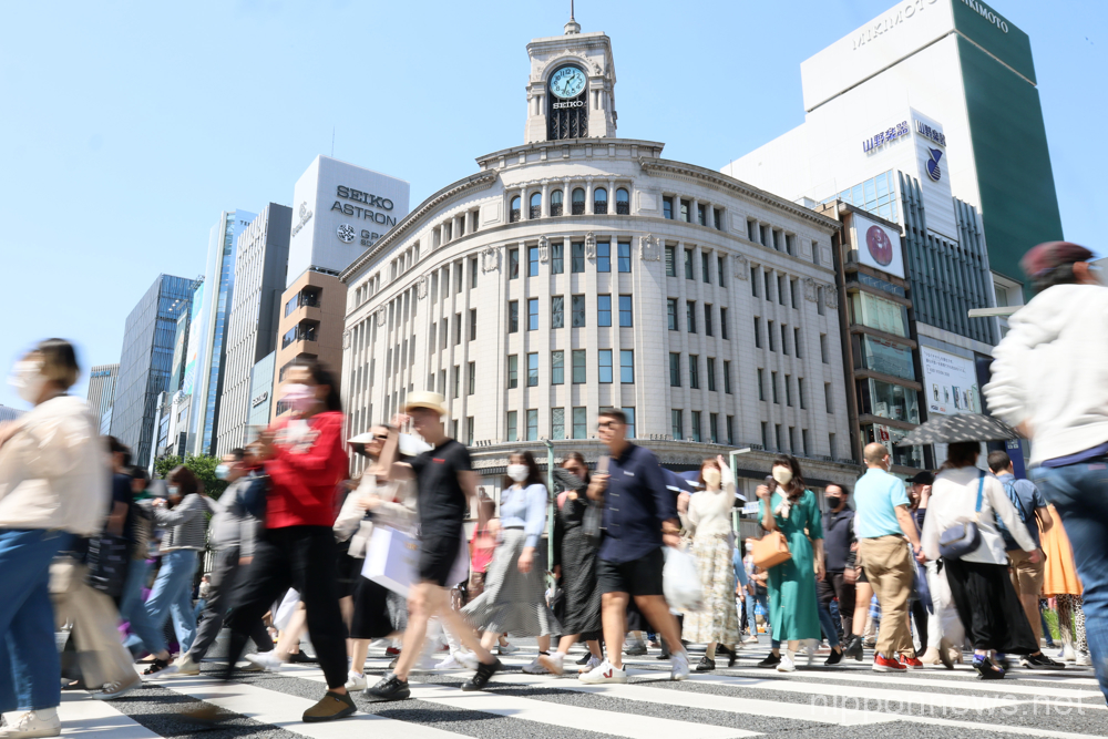May 4, 2023, Tokyo, Japan - People cross a street at the Ginza fashion district in Tokyo at a week-long Golden Week holidays on Thursday, May 4, 2023. (photo by Yoshio Tsunoda/AFLO)