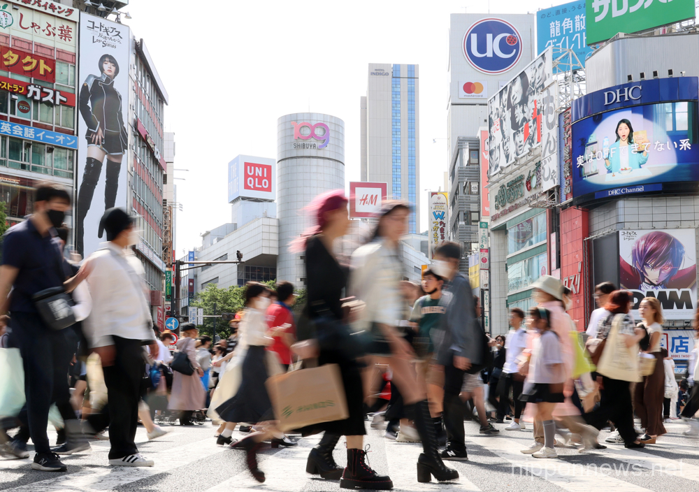 May 5, 2023, Tokyo, Japan - People cross a street at the Shibuya fashion district in Tokyo at a week-long Golden Week holidays on Friday, May 5, 2023. (photo by Yoshio Tsunoda/AFLO)
