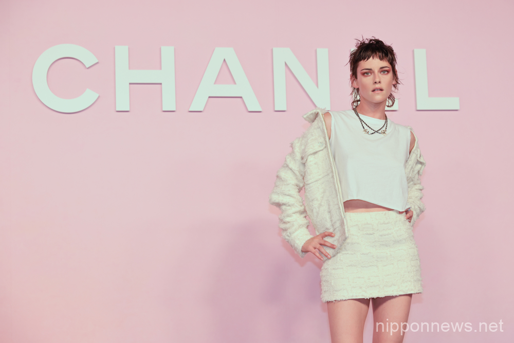 Kristen Stewart attends the photocall of the Chanel Metiers d'Art 2022/23 Replica Show at Tokyo Big Sight on June 1, 2023 in Japan.