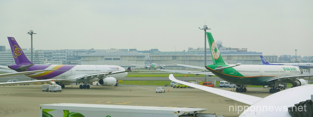 Thai Airways Flight TG683 (left, A330-300, Reg, HS-TEO), which collided with EVA Air Flight BR189 (right, A330-300, Reg. B-16340) at Haneda Airport, damaging the winglet on the right wing tip, on June 10, 2023. (Photo by Tadayuki YOSHIKAWA/Aviation Wire)