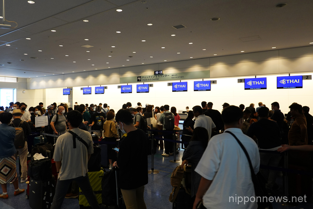 Passengers of Thai Airways flight TG683 going through the formalities at the counter at Haneda Airport, on June 10, 2023. (Photo by Tadayuki YOSHIKAWA/Aviation Wire)